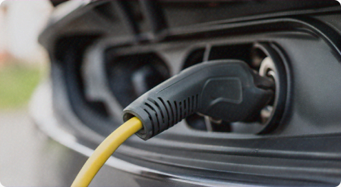 Auto aan oplader met kabel