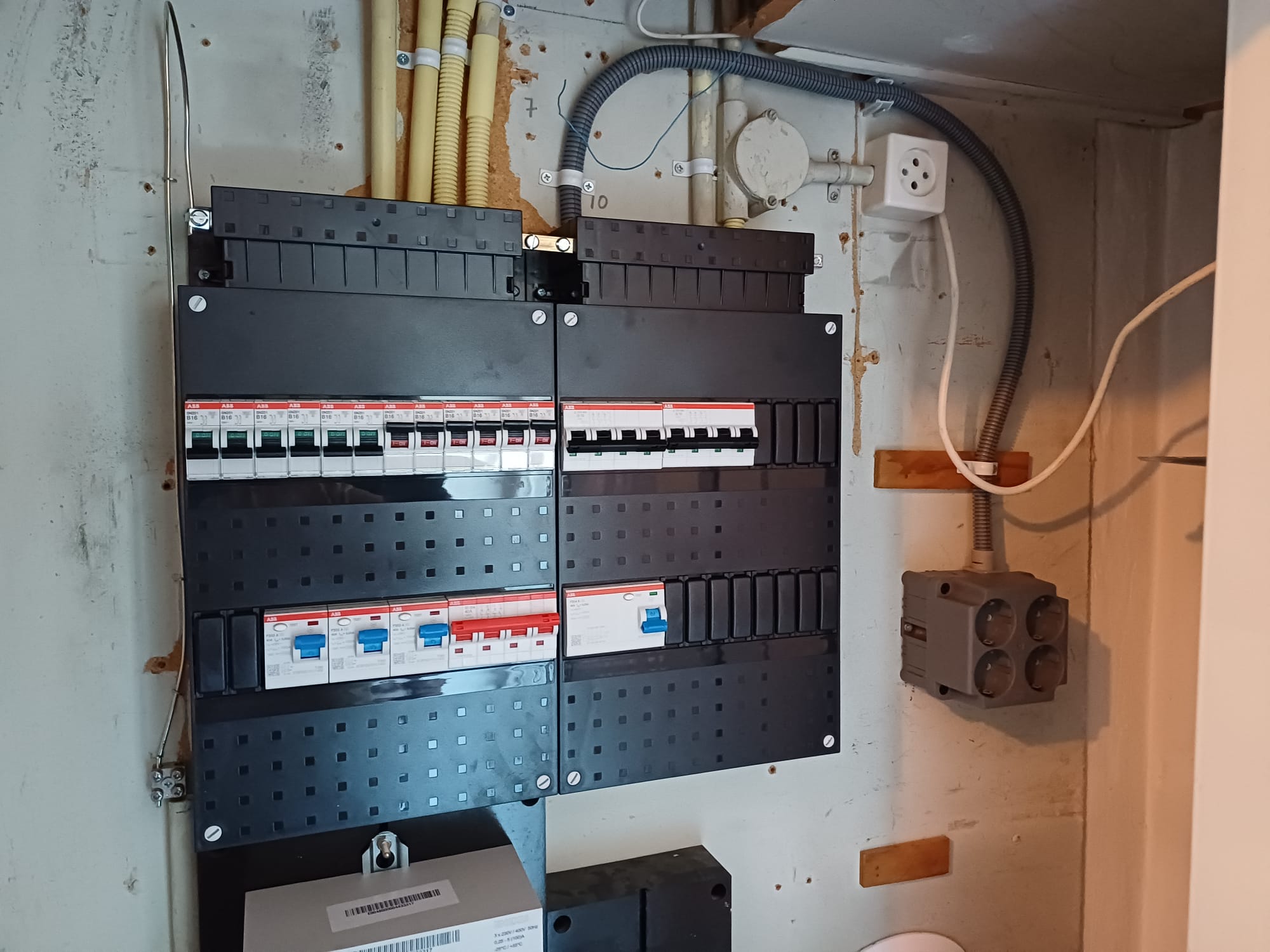 Groepenkast in de meterkast, werk van Oosterom Installaties BV