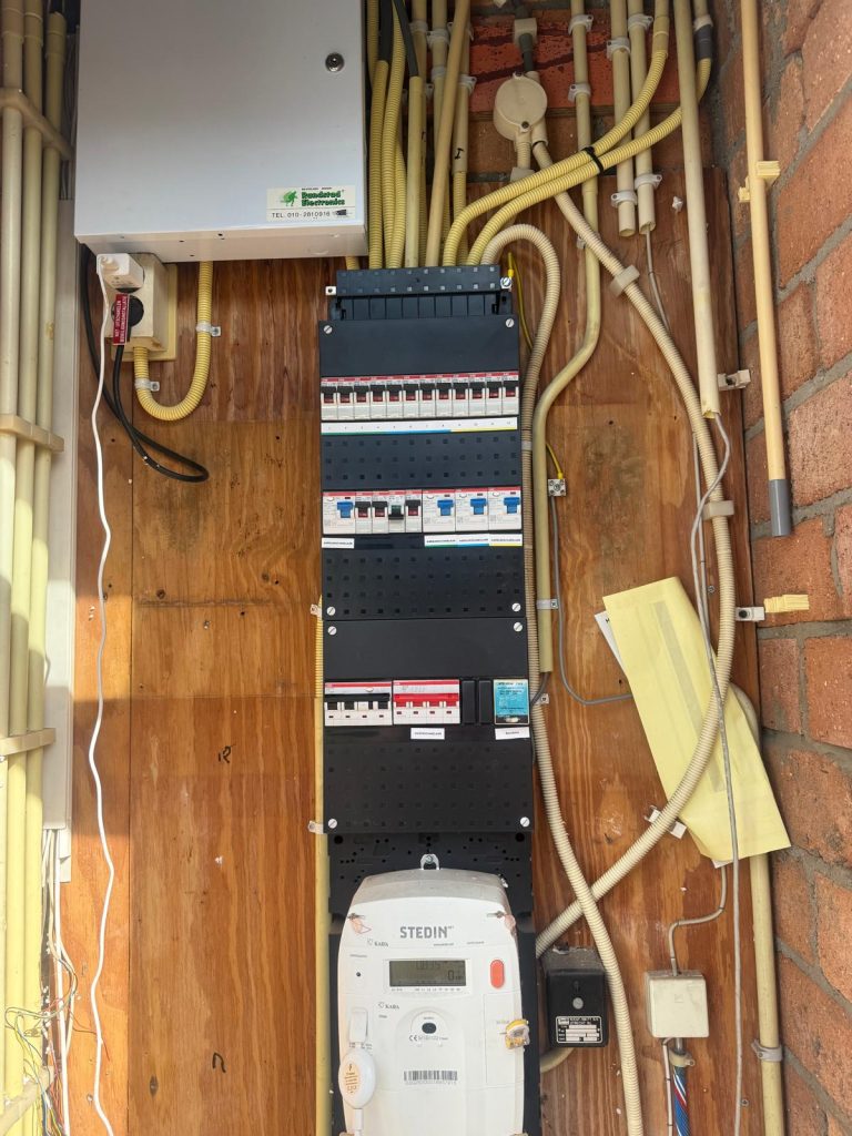 Nieuwe groepenkast met automaten en aardlekschakelaars, geplaatst door Oosterom Installaties BV